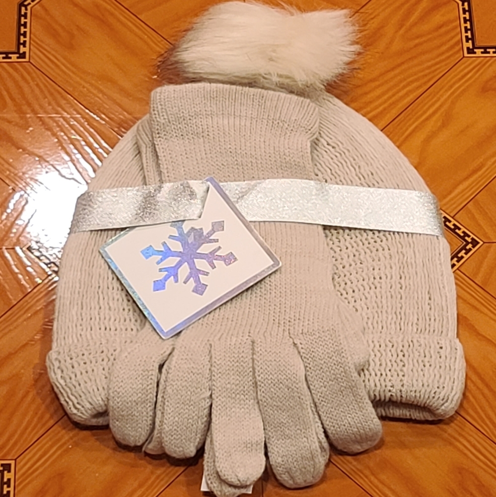 New York & Company Women’s Hat and Glove Set